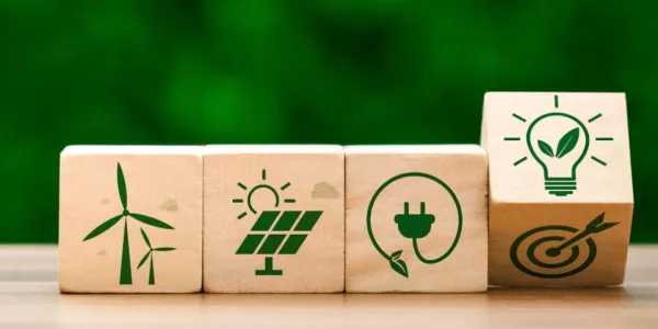 Cubos de madera con dibujos de los diferentes tipos de energía