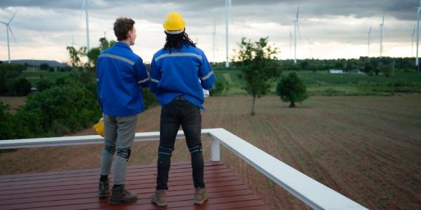 Dos personas trabajando en energías renovables