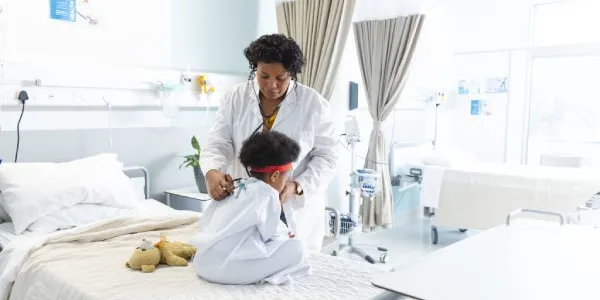 Niño en una consulta médica