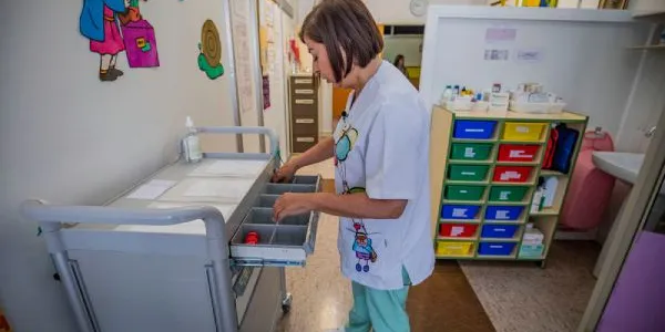 enfermera Paloma González en su consulta en el centro escolar Marqués de Vallejo
