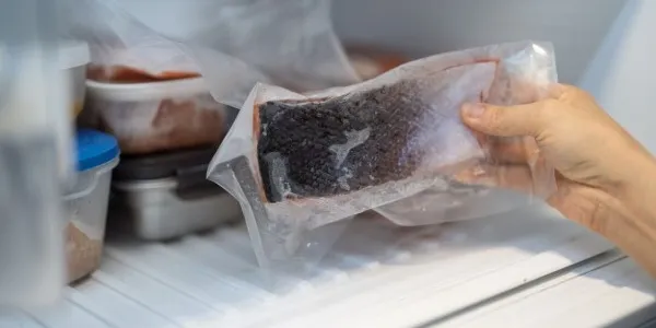 Ejemplo de pescados congelados en envases de plástico