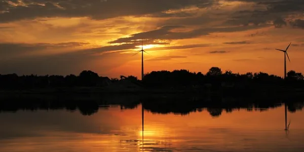 Puesta de sol frente a unos molinos de viento