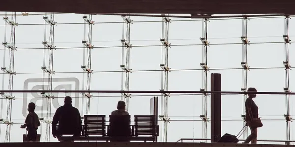 Pasajeros esperando a su vuelo en un aeropuerto