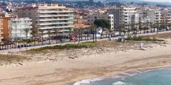 a playa de Calafell, ubicada en la província de Barcelona.