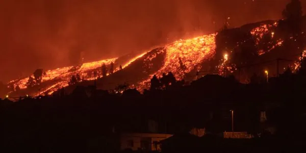 La lava de Cumbre Vieja se acerca a El Paso, en La Palma, el 19 de septiembre de 2021. 