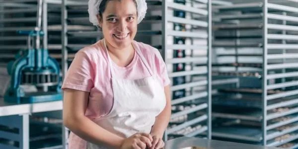 Una mujer realizando una práctica de reposteria