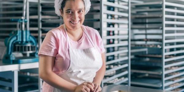 Una mujer realizando una práctica de reposteria