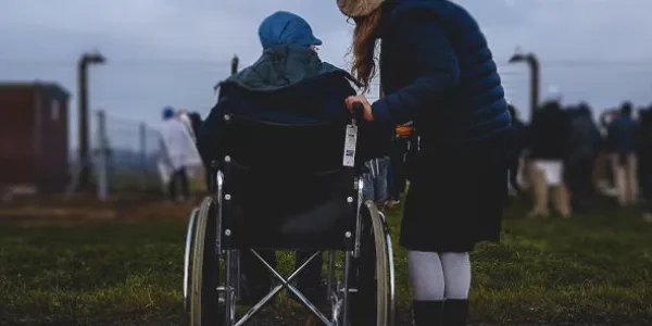 Una persona con esclerosis múltiple y su cuidadora