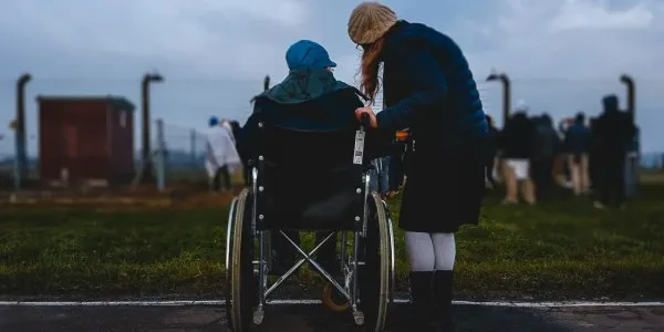 Mujer en silla de ruedas con esclerosis múltiple
