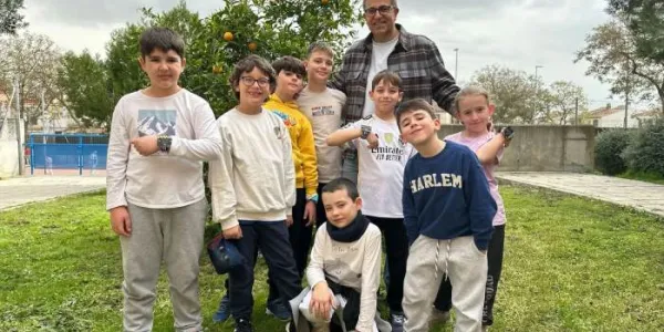 Ocho alumnos de Jerez de la Frontera que han creado la pulsera junto a su profesor. 