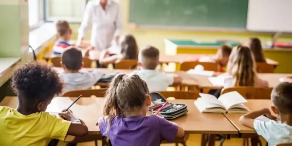 Imagen de archivo de niños dando clase en un colegio.