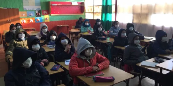 Unos 136 millones de niños pobres deben volver a clase de forma segura