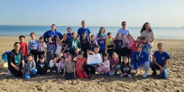 Un grupo de escolares en una actividad de Escuelas Azules. 
