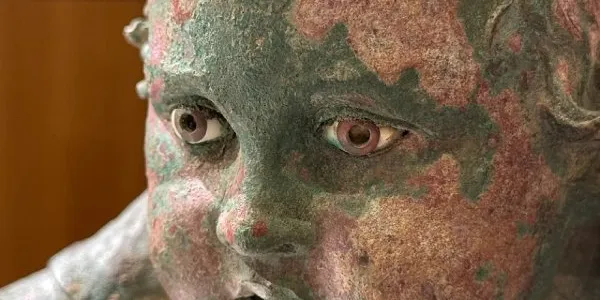 Detalle de una de las esculturas.