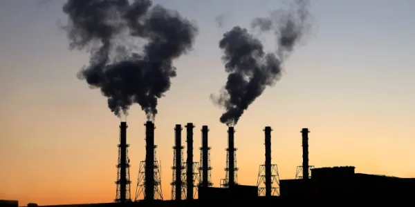 Humo saliendo de las chimeneas de una industria 