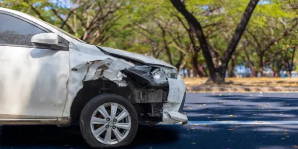 Coche siniestrado en una carretera 