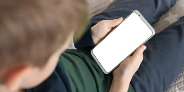 Menor con un teléfono móvil