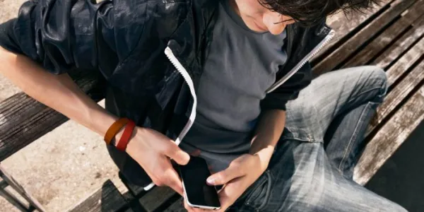 Joven usando un móvil