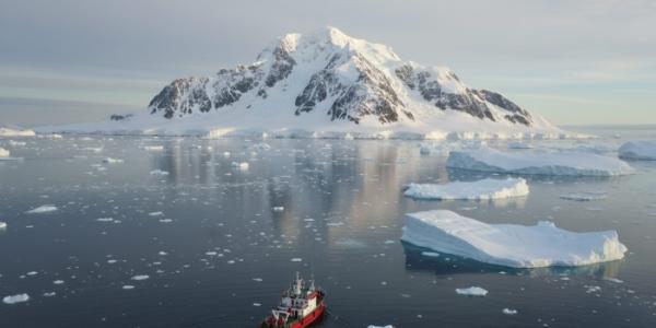 Un barco científico en aguas antárticas 