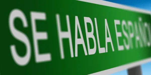 Cartel que dice 'Se habla español'
