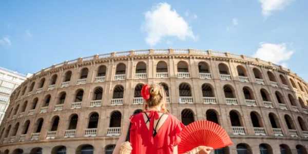 Mujer viajando en la ciudad de Valencia