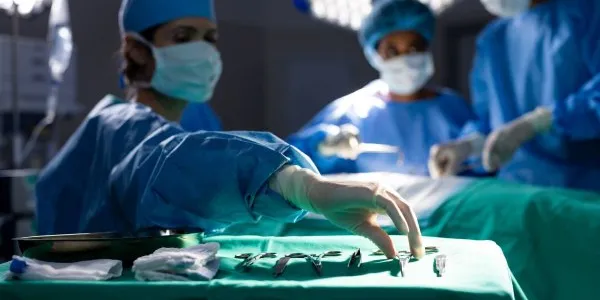Varios cirujanos se preparan para operar