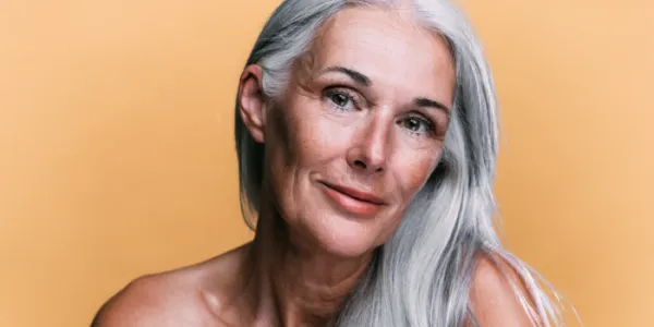 mujer con canas