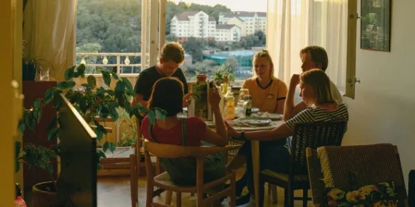 Familia comiendo