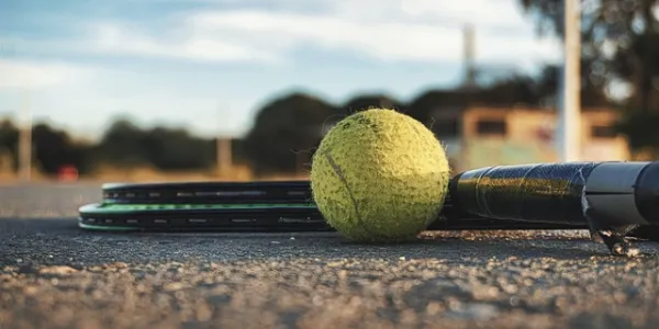 Raqueta y pelota de tenis