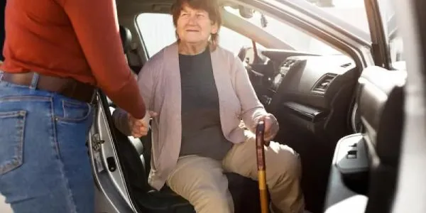 Señora saliendo de un coche