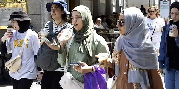 Un grupo de extranjeras en una calle de Madrid