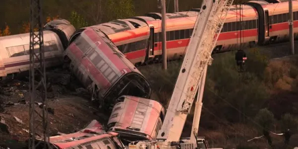 Los equipos de emergencias trabajan en el lugar del accidente de tren de Urda (Toledo)