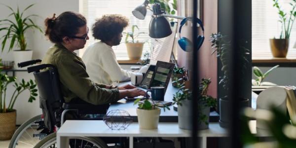 Una persona con discapacidad usa su ordenador