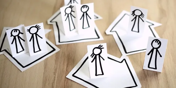 Infografía con varias personas y casas representando a las familias numerosas