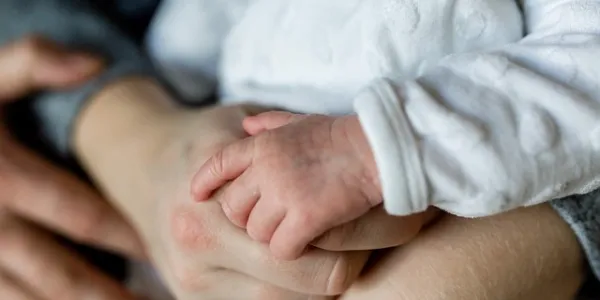Manos de una mamá con su bebé
