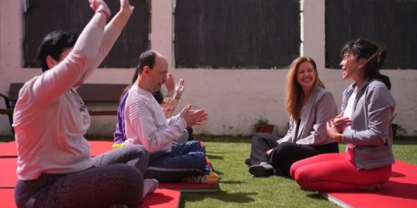 La consejera de Familia, Juventud y Asuntos Sociales, Ana Dávila, durante una visita a una residencia para personas con discapacidad intelectual ubicada en la capital.