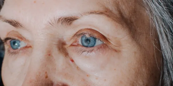 Una mujer nórdica mayor con ojos azules 