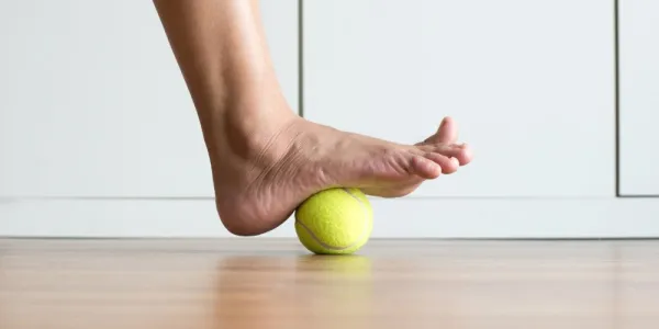 Pie con fascitis realizando ejercicios de prevención