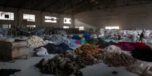 Montones de ropa en una fábrica