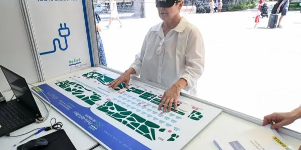 Eva Orúe interactuando con el mapa accesible de la Feria del Libro