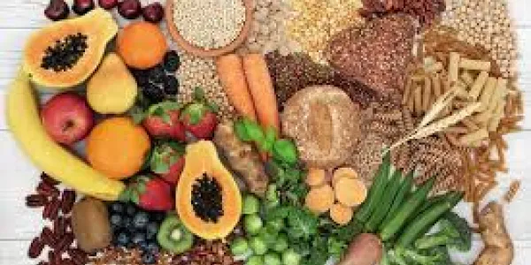 Bandeja con productos que contiene fibra: frutas y hortalizas 