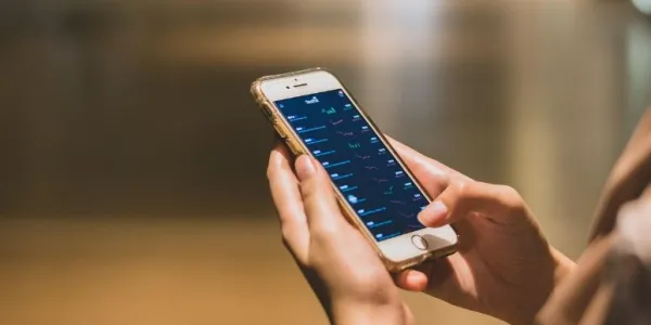 Imagen de Negocio, Smartphone y Las manos. De uso gratuito.