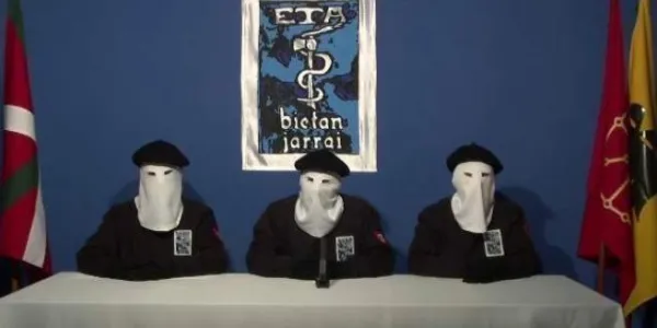 Imagen de archivo de tres miembros de ETA leyendo un comunicado.