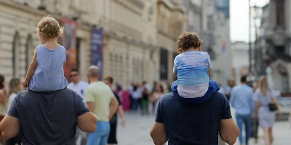 Dos padres paseando