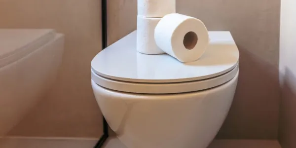 Papel higiénico encima de inodoro