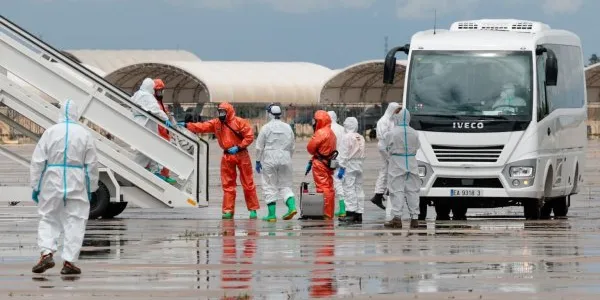 Pasajeros del crucero holandés se preparan para subir al avión