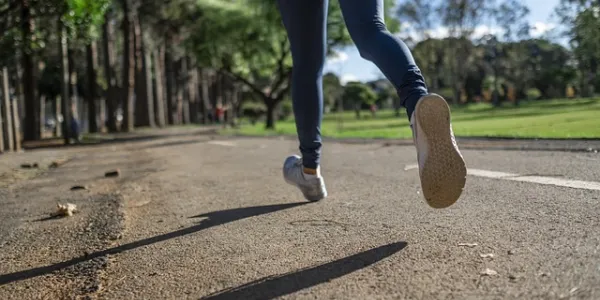 Piernas de una mujer corriendo 