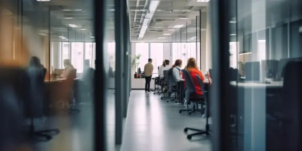 Personas trabajando en una oficina