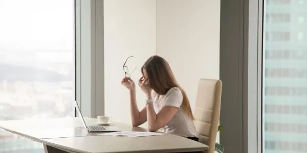 Chica trabajando con su ordenador en una oficina