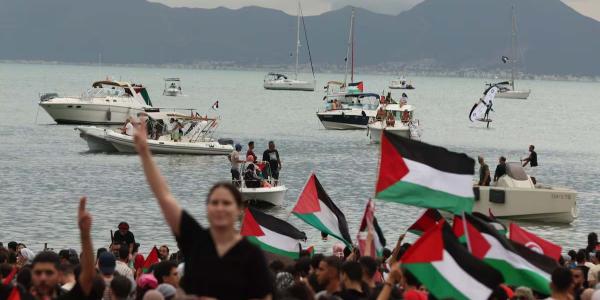 Un grupo de manifestantes propalestinos saludan a los barcos de la flotilla Global Sumud en Sidi Bou (Túnez), el pasado 10 de septiembre.